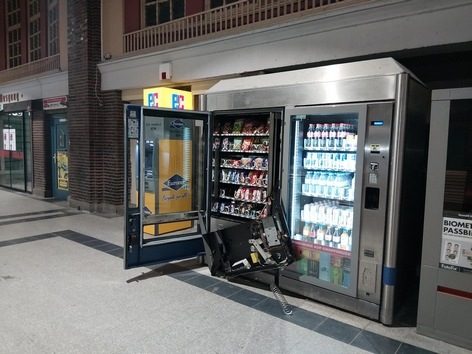 Süßwarenautomat am Flensburger Bahnhof aufgebrochen – Zwei Tatverdächtige festgenommen, dritter Dieb gestellt Aufgebrochener Süßwarenautomat am Flensburger Bahnhof