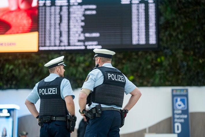 Einbruch in Bremerhaven-Lehe: Täter flüchtet über Balkon – Polizei bittet um Hinweise Bundespolizei am Flughafen Köln/Bonn bei Kontrolle