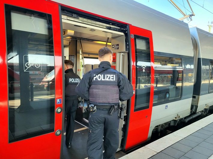 Gemeinsamer Fahndungseinsatz von Bundespolizei, Landespolizei und Deutscher Bahn in Dessau-Roßlau Einsatzkräfte von Bundespolizei und Landespolizei am Hauptbahnhof Dessau