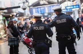 Bundespolizei nimmt gesuchten Mann nach Alkoholverstoß am Hamburger Hauptbahnhof fest Bundespolizisten am Hamburger Hauptbahnhof im Einsatz