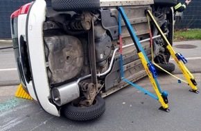 Großbrand in Kleingartenanlage in Dinslaken: Feuerwehr verhindert Ausbreitung trotz erschwerter Bedingungen Feuerwehrfahrzeuge bei einem Einsatz in Dinslaken