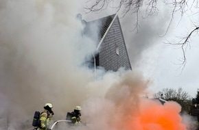 Vier Verletzte bei Zimmerbrand in Mehrfamilienhaus in Remscheid Feuerwehr im Einsatz bei einem Brand in Remscheid