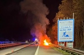 Feuerwehr löscht Brand an Uhlenbruchstraße in Niedersprockhövel Feuerwehrfahrzeuge im Einsatz bei einem Brand