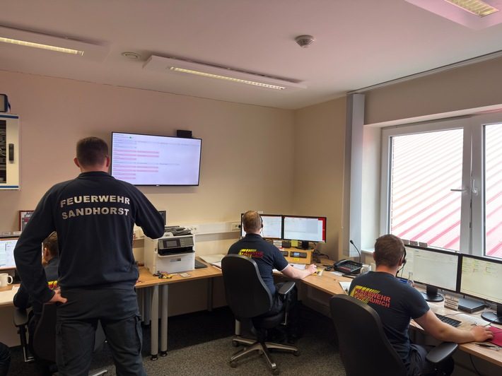 Freiwillige Feuerwehren in Aurich testen neues Einsatzkonzept für großflächige Lagen Feuerwehrfahrzeuge und Einsatzkräfte bei Übung in Aurich