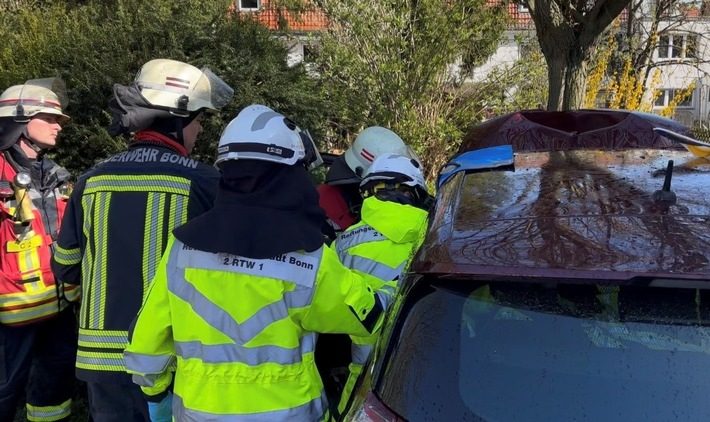 Alkohol am Steuer: Radfahrer in Neuwied unter Alkoholeinfluss kontrolliert Feuerwehr und Rettungsdienst bei der Rettung aus verunfalltem Pkw
