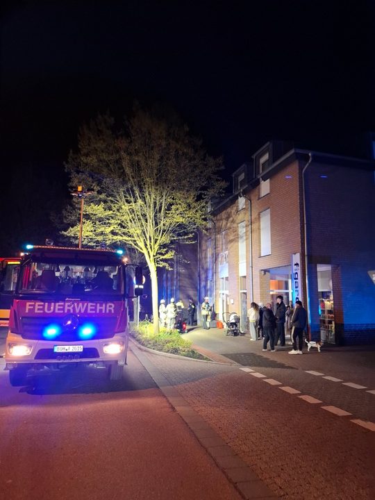 Küchenbrand in Bocholt: Eine Person erleidet Rauchgasvergiftung Feuerwehrfahrzeuge und Einsatzkräfte bei einem Küchenbrand in Bocholt