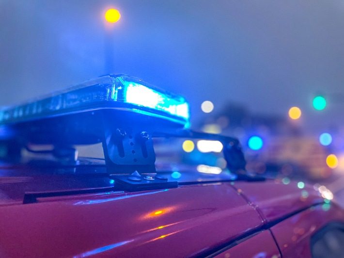 Brand in Elektroanlage im Städtischen Klinikum Friedrichstadt führt zu vorübergehendem Aufnahmestopp Feuerwehrfahrzeuge vor dem Städtischen Klinikum Friedrichstadt in Dresden