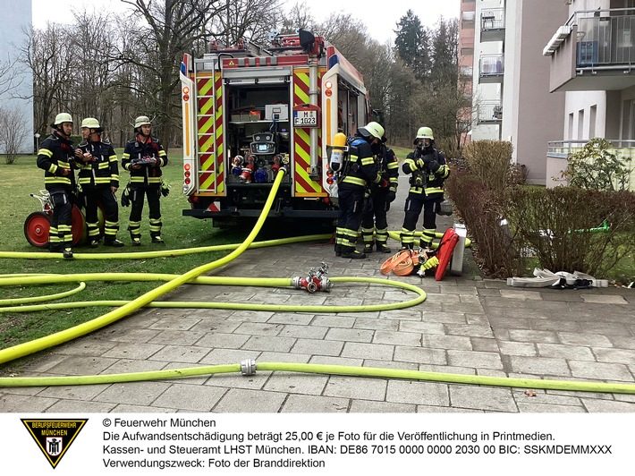 Kellerbrand in Neuforstenried führt zu Stromausfall in mehreren Wohnungen Feuerwehrfahrzeuge vor Wohnhaus in Neuforstenried