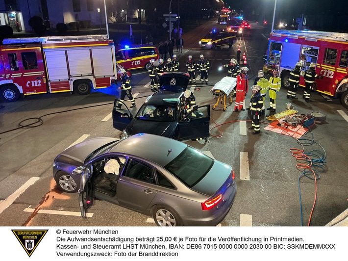 Motorradfahrer bei Unfall in Meiningen durch Sonnenblendung verletzt Einsatzfahrzeug der Feuerwehr München bei einem Verkehrsunfall