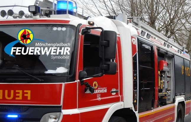 Baumsturz reißt Oberleitung in Odenkirchen ab – Feuerwehr evakuiert Zug mit 20 Fahrgästen Feuerwehrfahrzeuge an der Bahnstrecke mit umgestürztem Baum