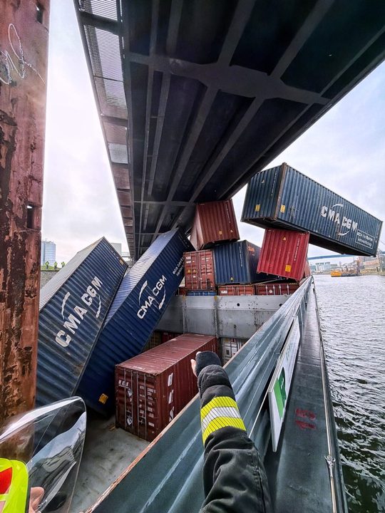 Containerschiff kollidiert mit Eisenbahn-Hubbrücke in Neuss – Container stürzen ins Hafenbecken Containerschiff kollidiert mit Eisenbahn-Hubbrücke im Neusser Hafen
