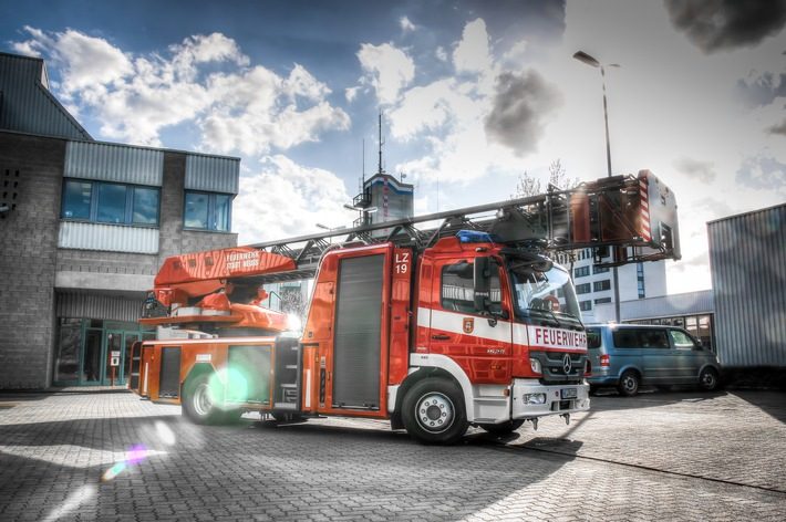 Zimmerbrand in Neuss: Feuerwehr rettet Bewohner aus verraucherter Wohnung Feuerwehrleute bei der Rettung aus verrauchter Wohnung in Neuss