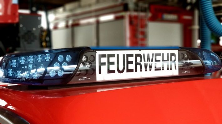 Mehrfachunfall auf der A2 bei Oberhausen: Sieben Fahrzeuge beteiligt, zwei Personen eingeklemmt Feuerwehrfahrzeuge an Unfallstelle auf der Autobahn A2