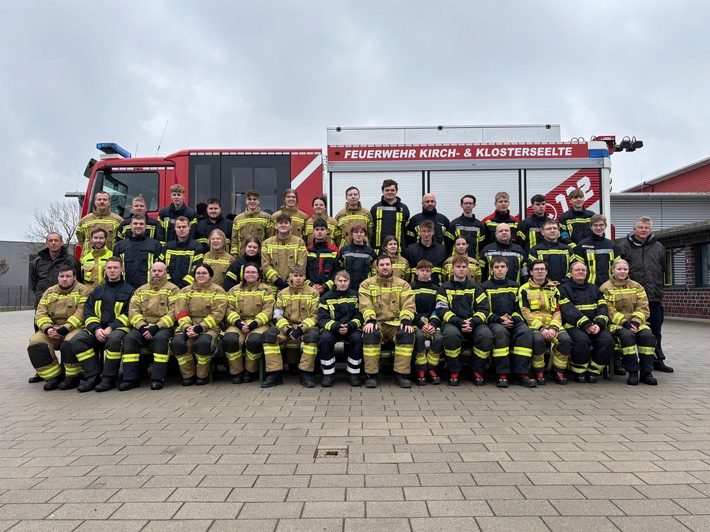 25-Jähriger Motorradfahrer in Malsch flüchtet vor Polizei und verursacht Unfall Feuerwehrleute bei der Abschlussübergabe der Grundausbildung