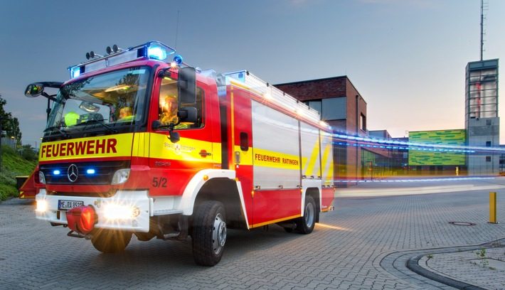 Mehrere Verletzte bei Verkehrsunfall auf der A52 bei Ratingen Einsatzfahrzeuge der Feuerwehr an Unfallstelle auf der Autobahn