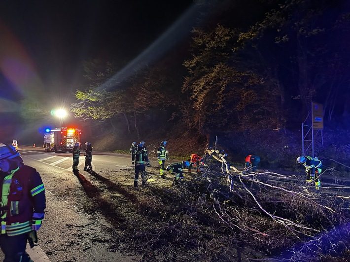 Alkoholisierter Unfall am Bahnübergang in Römerberg-Berghausen: Polizei nimmt Blutproben bei zwei Schwestern Feuerwehr bei nächtlichem Sturmschaden in Schermbeck