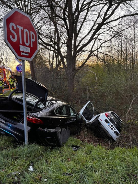 Drei Fahrzeuge in Unfall auf der A81 bei Ludwigsburg verwickelt – Leichtverletzte und hoher Sachschaden Feuerwehrfahrzeug an Unfallstelle in Schermbeck