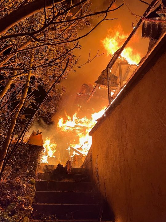 Gartenhütte in Stuttgart-Wangen geht in Flammen auf – Wohnhaus bleibt unversehrt Feuerwehr löscht brennende Gartenhütte in Stuttgart