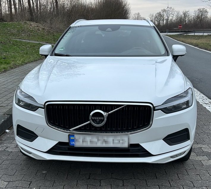 Bielefelder Zoll stoppt illegale Fahrzeugnutzung auf der A44 bei Anröchte Zollbeamte kontrollieren Fahrzeug auf Autobahnparkplatz