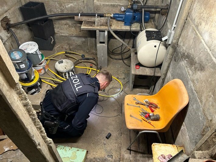 Zoll durchsucht mehrere Objekte in Niedersachsen wegen Verdachts auf Schwarzarbeit im Transportgewerbe Zollbeamte bei Durchsuchung in Niedersachsen