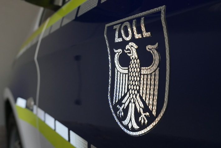 Polizei Rheinland-Pfalz lädt zur Aktionswoche „Deine PoliZEIT“ im April 2026 ein Beschlagnahmte E-Zigaretten auf einem Tisch