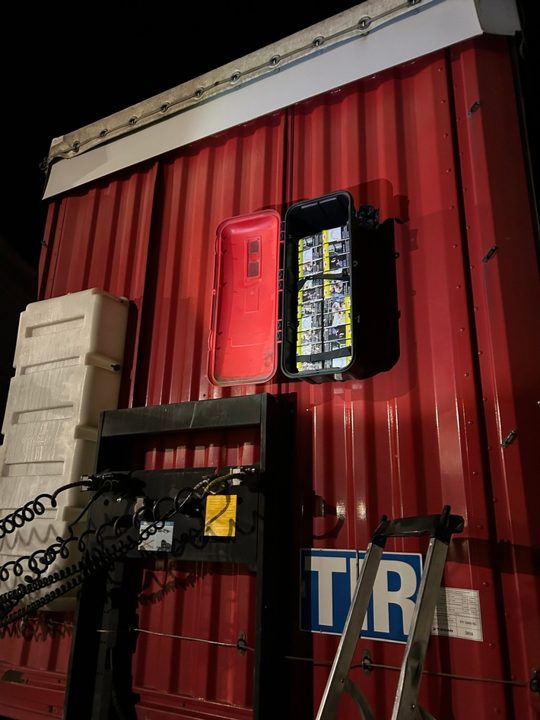 Landshuter Zoll entdeckt 6.400 unversteuerte Zigaretten in Lkw auf der A3 bei Deggendorf Lkw mit türkischem Kennzeichen bei Zollkontrolle