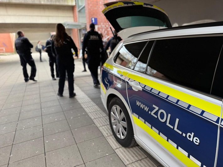 Gemeinsame Kontrolle von Zoll, Bundes- und Landespolizei im Raum Gronau: Rund 70 Einsatzkräfte überprüfen grenzüberschreitenden Verkehr Einsatzkräfte von Zoll und Polizei bei Kontrolle am Bahnhof Gronau
