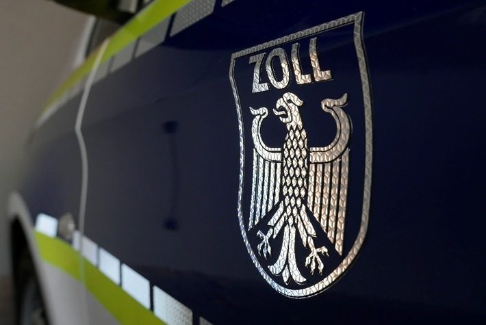 Kellner ohne Arbeitserlaubnis in Berchtesgadener Land vorläufig festgenommen – Ermittlungen gegen Restaurantbetreiber eingeleitet Restaurant im Berchtesgadener Land mit Zollkontrolle
