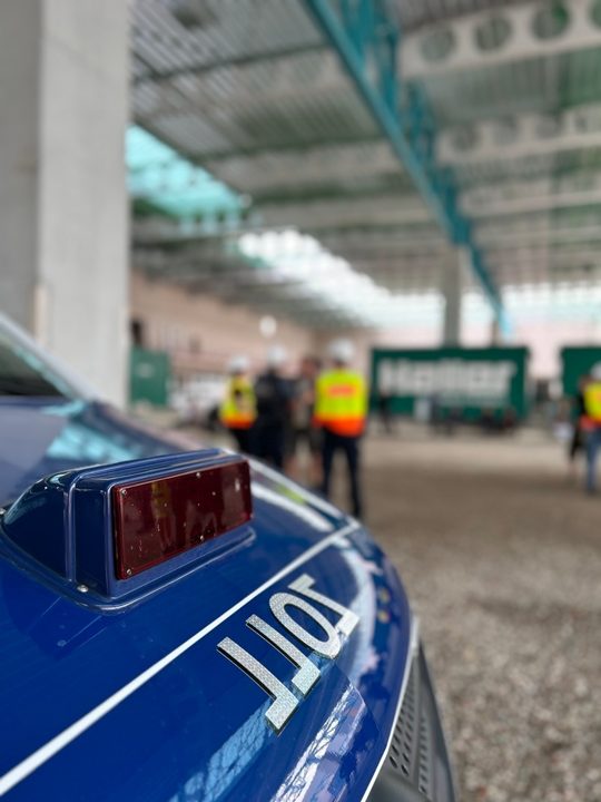 Zoll führt umfangreiche Kontrollen im Baugewerbe in den Landkreisen Rottweil und Waldshut durch Zollbeamte bei Baustellenkontrolle