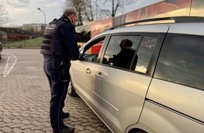 Schwerer Auffahrunfall in Wankum: Motorradfahrer und Sozia bei Kollision verletzt Polizeifahrzeug vor Waldgebiet an Unfallstelle