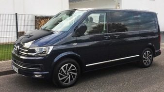 Drei-Pkw-Unfall in Kempen: Zwei Schwerverletzte und zwei Leichtverletzte nach Kollision an Kreuzung Polizeiauto an Unfallstelle in Kempen