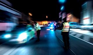 Polizei stoppt Verfolgungsfahrt von Dillingen bis Beckingen – 25-Jähriger vorläufig festgenommen Polizeifahrzeug mit Blaulicht bei Nacht