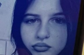 Unbekannter demontiert Dachrinnen an Mehrfamilienhaus in Meiningen – Polizei bittet um Hinweise Polizeiwagen vor Mehrfamilienhaus in Meiningen