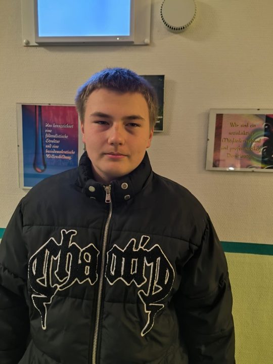 15-Jähriger aus Greiz seit Samstag vermisst – Polizei bittet um Hinweise Polizeifahrzeug vor Polizeistation in Greiz