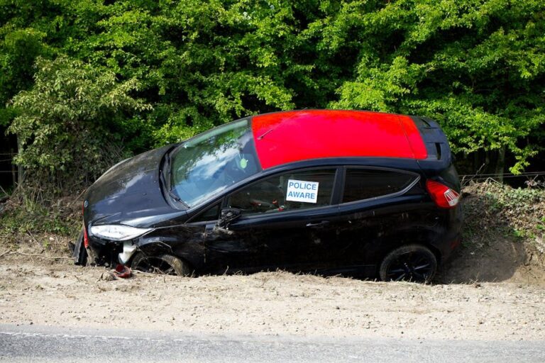 Verkehrsunfall in Baden-Baden-Oos: Zeugen für Zusammenstoß an Ampelkreuzung gesucht Symbolbild zum Thema POL-OG: Baden-Baden, Oos - Verkehrsunfall, Zeugen gesucht
