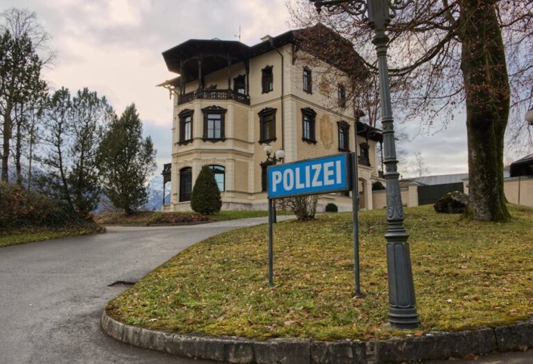 Versuchter Einbruch in Lebensmittelgeschäft in Neukirchen-Vluyn – Polizei bittet um Zeugenhinweise Symbolbild zum Thema POL-WES: Neukirchen-Vluyn - Versuchter Einbruch in Lebensmittelgeschäft - Polizei sucht Zeugen