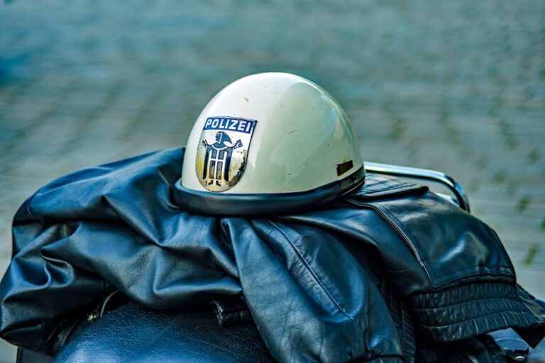 Versuchter Fahrzeugdiebstahl auf Autohausgelände in Triptis – Polizei bittet um Hinweise Symbolbild zum Thema LPI-SLF: Versuchter Diebstahl eines Fahrzeuges - Zeugen gesucht!