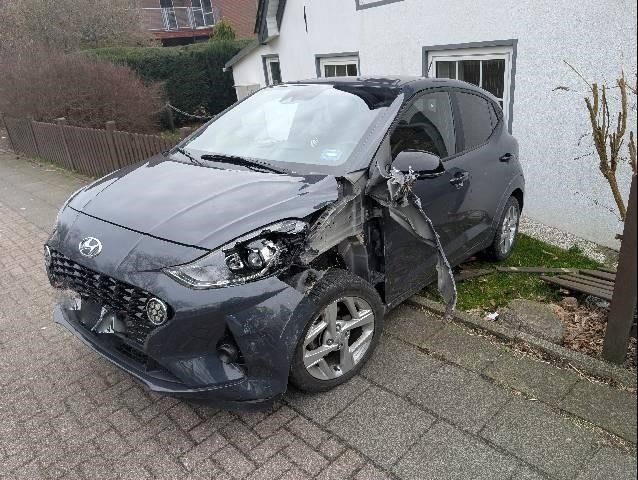 Frontalzusammenstoß in Stotel: Zwei Leichtverletzte und hoher Sachschaden Zwei beschädigte Fahrzeuge nach Verkehrsunfall in Stotel