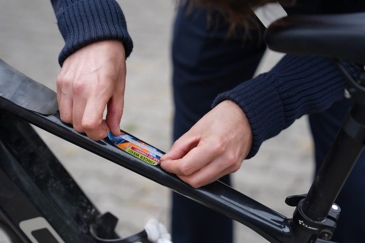 Polizei im Märkischen Kreis führt umfangreiche Geschwindigkeitskontrollen durch Polizeibeamter codiert Fahrrad auf einem Fahrradgeschäftsgelände