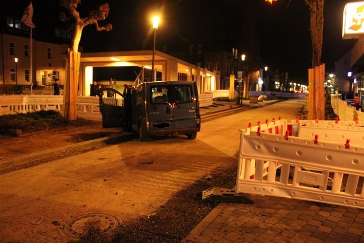 Trunkenheitsfahrt in Kreuzau endet mit Zusammenstoß an Straßenlaterne Kleintransporter nach Unfall an Straßenlaterne in Kreuzau