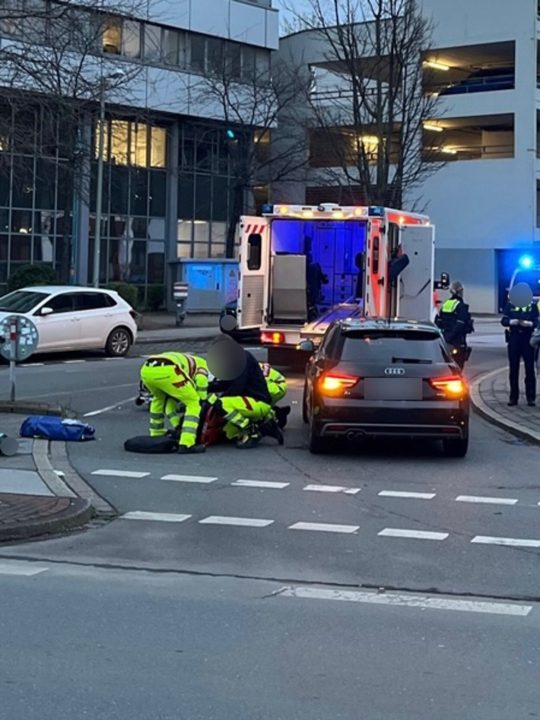 Kollision zwischen Auto und E-Scooter in Duisburger Altstadt – Mann leicht verletzt Unfallstelle mit Auto und E-Scooter in Duisburger Altstadt