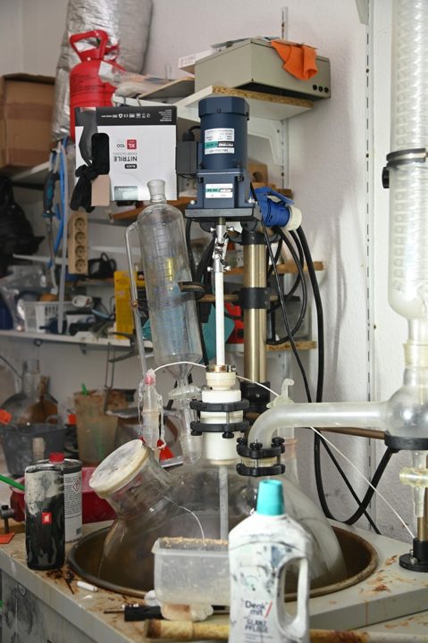 Polizei Essen entdeckt Drogenlabor nach medizinischem Notfall – zwei Festnahmen in Frohnhausen und Rüttenscheid Polizeieinsatz vor Wohnhaus in Essen