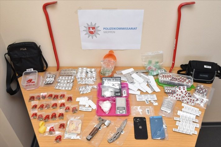 Durchsuchungen in Meppen führen zu Drogenfund und Festnahmen – Ermittlungen zu Einbruchsserie dauern an Polizeieinsatz bei Durchsuchung in Meppen
