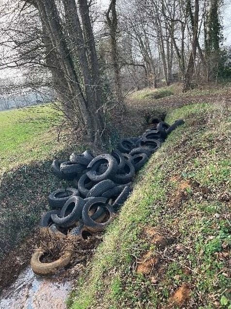 Illegale Entsorgung von rund 40 Autoreifen in Wietmarschen – Polizei bittet um Hinweise Gestapelte Autoreifen am Straßenrand