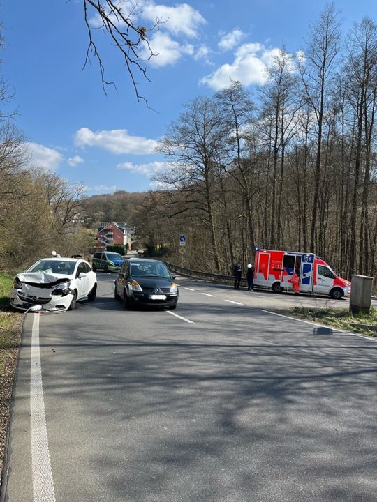 Zwei Leichtverletzte bei Auffahrunfall auf der L350 bei Wiehl-Kleinfischbach Beschädigte Fahrzeuge nach Auffahrunfall auf der L350 bei Wiehl