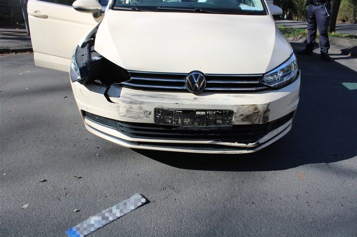 Drei Leichtverletzte nach Unfall an Kreuzung in Hagen-Altenhagen Unfallstelle an einer Kreuzung mit zwei beschädigten Fahrzeugen