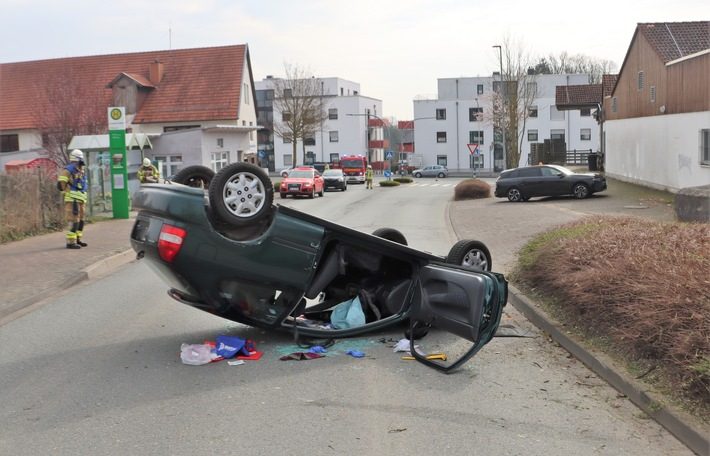 Auto überschlägt sich in Warburg – 72-jährige Fahrerin schwer verletzt Unfallfahrzeug liegt auf dem Dach neben einem Baum