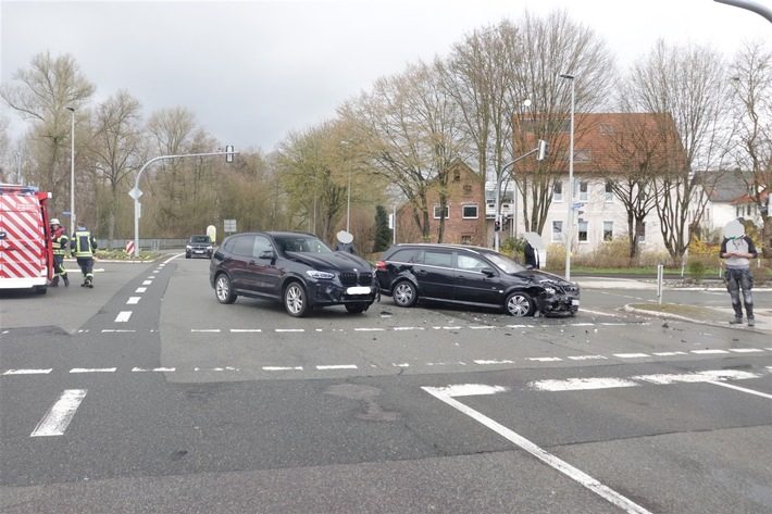 Verkehrsunfall in Brakel: Eine Person leicht verletzt, hoher Sachschaden an zwei Pkw Unfallstelle an der Kreuzung in Brakel mit zwei beschädigten Pkw