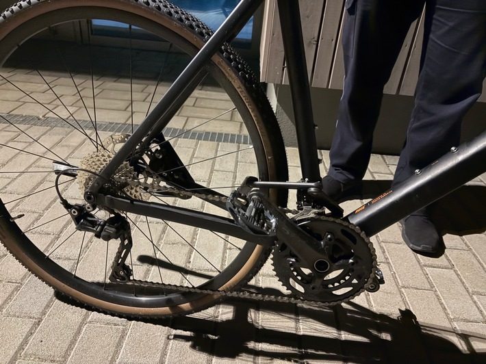 Polizei in Weinheim stellt Fahrrad sicher – Eigentümer wird gesucht Schwarzes Gravelbike der Marke Rose mit Faltschloss