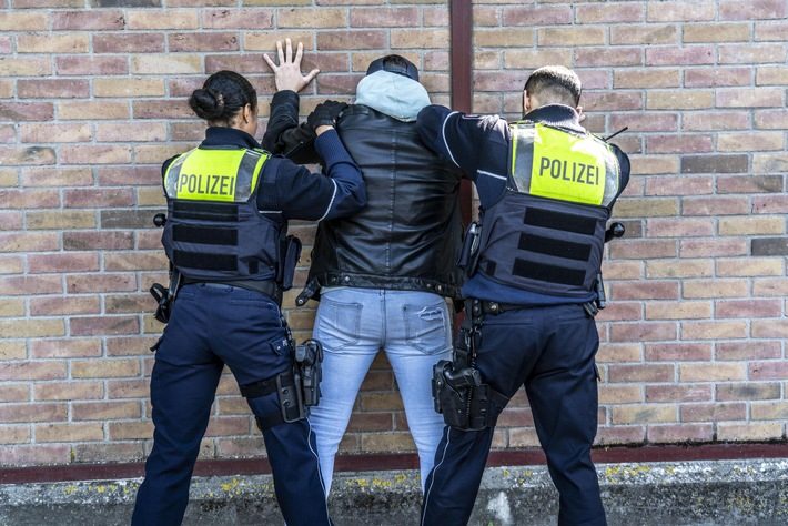 Polizei nimmt zwei mutmaßliche Kupferdiebe in Langenfeld fest Polizeieinsatz bei Festnahme mutmaßlicher Kupferdiebe in Langenfeld